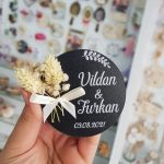 Beyaz baskılı ahşap nikah şekeri
