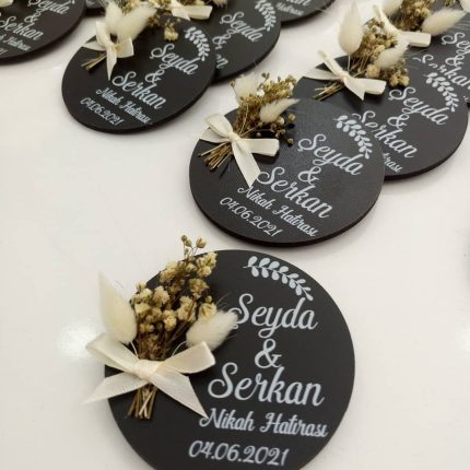 Beyaz baskılı ahşap nikah şekeri