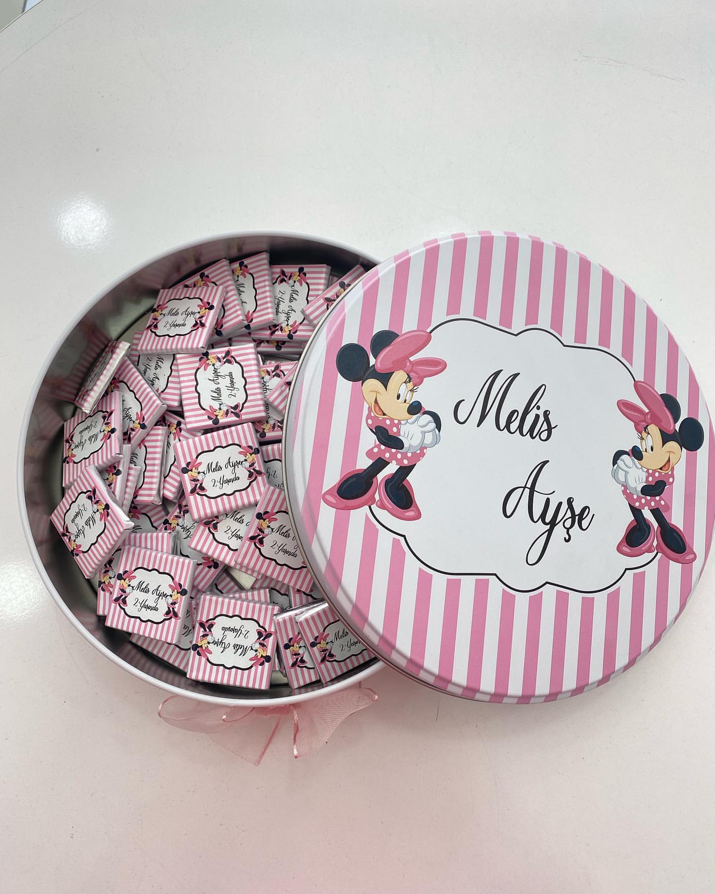teneke-kutu-i̇cerisinde-minnie-mause-temali-cikolata Teneke Kutu İçerisinde Minnie Mause Temalı Çikolata